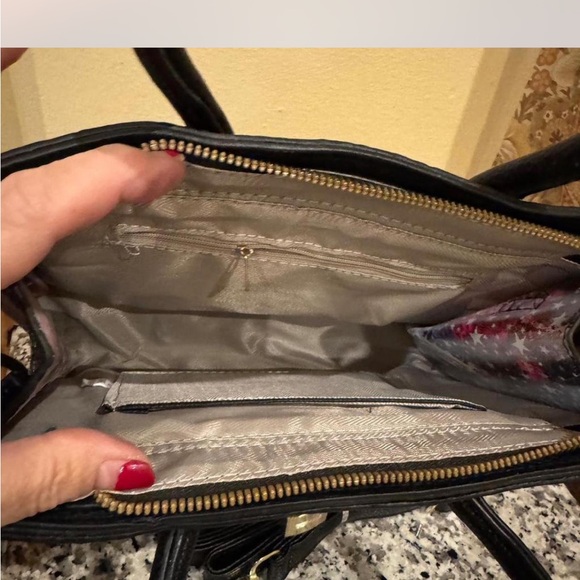 Elegant Black Snake-Embossed Handbag - Picture 4 of 10